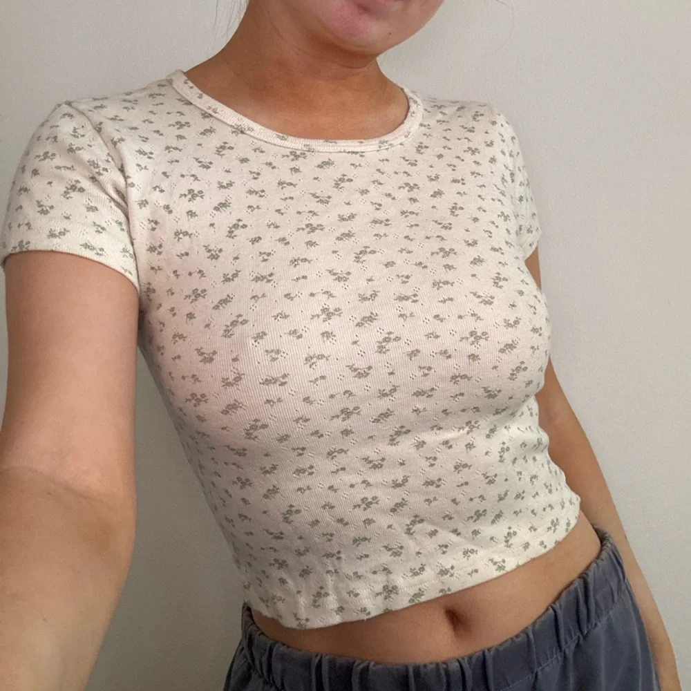 Brandy Melville Floral Cream Crop Top - Picture 1 of 3